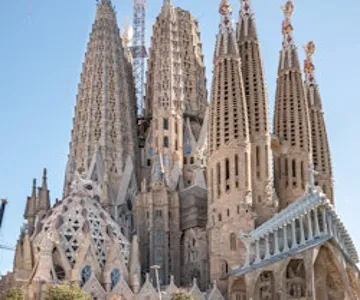 Sagrada Familia: Guided Tour + Tower Access